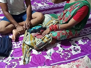कपड़े बेचने वाले गरीब लड़की को पैसे का लालच देकर चोदा !  साफ हिंदी आवाज में