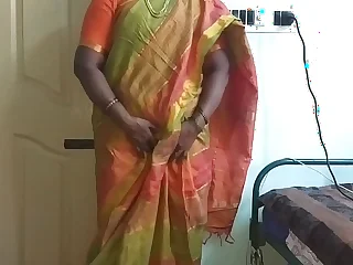 Indian desi maid to show the brush on the up tits to home guv